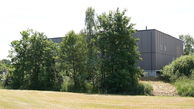 Die neue Turnhalle am Eichelsee in Haßfurt - malerisch hinter Bäumen gelegen - soll pünktlich im November für den Sportbetrieb zur Verfügung stehen. Die neue Turnhalle am Eichelsee in Haßfurt - malerisch hinter Bäumen gelegen - soll pünktlich im November für den Sportbetrieb zur Verfügung stehen.
