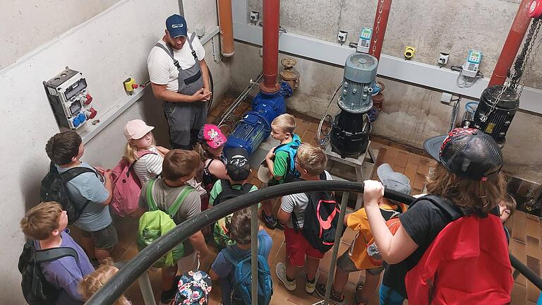 Klärwärter Stefan Hellert zeigt den Kindern der Klasse 4a das Pumpwerk der Kläranlage.