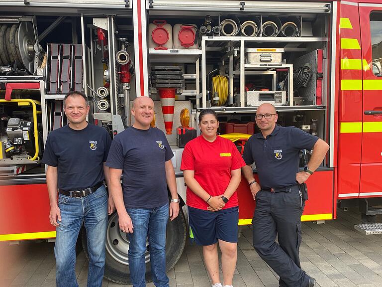 Die Feuerwehr Rottenbauer ist technisch gut aufgestellt. Die Feuerwehrautos&nbsp; haben längst nicht nur Schläuche an Bord. Im Bild Stefan Orth, der Vorsitzende des Feuerwehrvereins, Jochen Düll, Sophie Unterguggenberger und Kommandant Michael Olbrich.