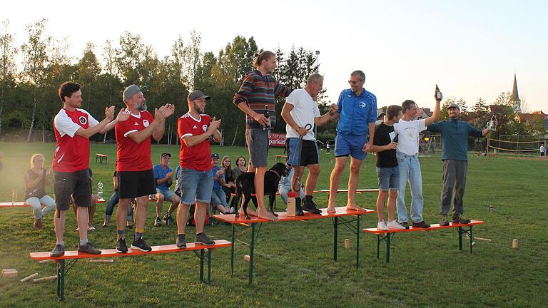Faire Zweit- und Drittplatzierte zollen den Siegern des Frankenkubbs ihren Respekt. Ein sportliches Highlight mit viel Ehrgeiz und noch mehr Spaß war der 8. Frankenkub in Großeibstadt. Faire Zweit- und Drittplatzierte zollen den Siegern des Frankenkubbs ihren Respekt. Ein sportliches Highlight mit viel Ehrgeiz und noch mehr Spaß war der 8. Frankenkub in Großeibstadt.
