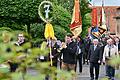 Hinter ihrem Erkennungszeichen und den Aalbachtaler Franken liefen die Feldgeschworenen in einem langen Festzug von der Kirche zur Turnhalle in Kleinrinderfeld.