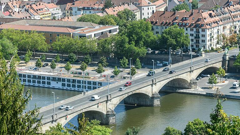 Links oder rechts der Löwenbrücke in Würzburg könnte eine neue Brücke, nur für Radfahrende, entstehen. Zumindest wird das aktuell geprüft. Warum es an der Umsetzung aber deutliche Zweifel gibt.