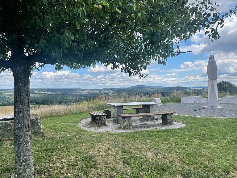 Diese schöne Aussicht bietet sich auf dem 'Hünenhügel' bei Schönbach in die Haßberge. Diese schöne Aussicht bietet sich auf dem 'Hünenhügel' bei Schönbach in die Haßberge.