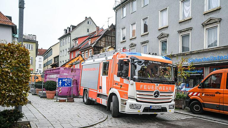 Tote in Esslingen - Ermittlungen       -  Die Feuerwehr musste noch einmal ausrücken. (Foto-aktuell)