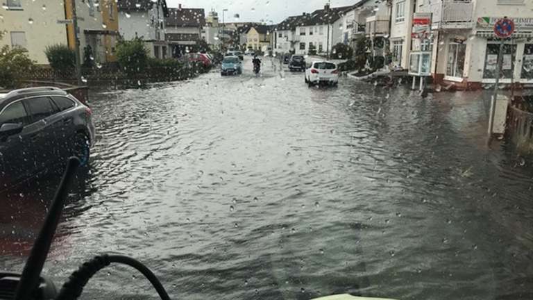 Heftiger Regen hat in Karlstein am Main nördlich von Aschaffenburg für einen Großeinsatz der Feuerwehr gesorgt. Heftiger Regen hat in Karlstein am Main nördlich von Aschaffenburg für einen Großeinsatz der Feuerwehr gesorgt.