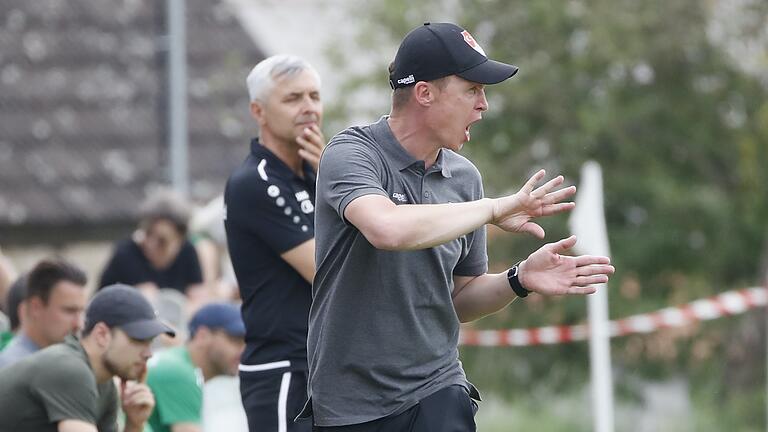 Während Petr Ruman (vorne) von Türkgücü München an der Seitenlinie gestikuliert, schaut Abtswinds Claudiu Bozesan erst einmal zu. Während Petr Ruman (vorne) von Türkgücü München an der Seitenlinie gestikuliert, schaut Abtswinds Claudiu Bozesan erst einmal zu.