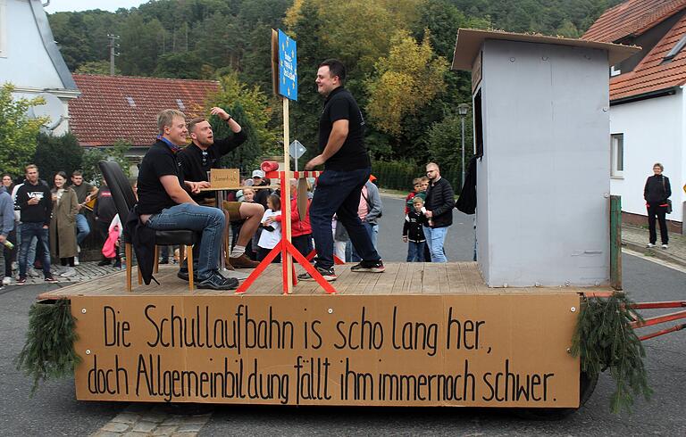 Einige Motiv-Wagen schickte die Kerwas-Jugend in Füttersee mit durch den Ort beim Umzug. Einige Motiv-Wagen schickte die Kerwas-Jugend in Füttersee mit durch den Ort beim Umzug.