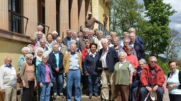 Siedler reisten in die Pfalz - (meg) In die Pfalz führte der fünftägige Jahresausflug der Siedlervereinigung Ochsenfurt. Wie der Verein berichtet, standen dabei unter anderem die Besichtigung des Speyerer Doms und des Hambacher Schlosses auf dem Programm. Im Bad Dürkheim lernten die Siedler das größte Weinfass der Welt kennen und besuchten die schönsten Weinorte der Region. Weiter lagen das Dahner Felsenland, die Schuhmacherstadt Pirmasens, die Burg Trifels und die Stadt Landau auf dem Weg der Reisenden. Für die letzte Kaffeepause in Heidelberg hatten die Frauen der Siedlervereinigung Kuchen gebacken. Siedler reisten in die Pfalz - (meg) In die Pfalz führte der fünftägige Jahresausflug der Siedlervereinigung Ochsenfurt. Wie der Verein berichtet, standen dabei unter anderem die Besichtigung des Speyerer Doms und des Hambacher Schlosses auf dem Programm. Im Bad Dürkheim lernten die Siedler das größte Weinfass der Welt kennen und besuchten die schönsten Weinorte der Region. Weiter lagen das Dahner Felsenland, die Schuhmacherstadt Pirmasens, die Burg Trifels und die Stadt Landau auf dem Weg der Reisenden. Für die letzte Kaffeepause in Heidelberg hatten die Frauen der Siedlervereinigung Kuchen gebacken.