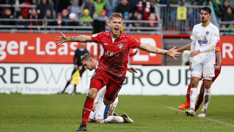 Felix Müller (hier beim Jubel im Kickers-Dress) wechselt wohl zum Würzburger Drittliga-Rivalen nach Unterhaching. Felix Müller (hier beim Jubel im Kickers-Dress) wechselt wohl zum Würzburger Drittliga-Rivalen nach Unterhaching.