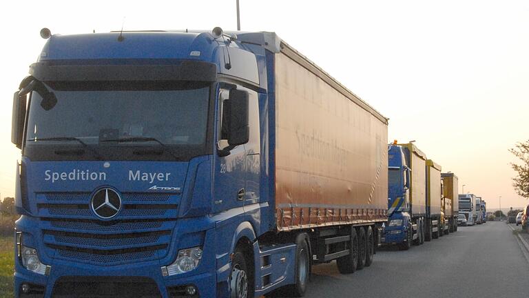 Die Straße Am Breitenstein im Iphöfer Gewerbegebiet 'Alte Reichsstraße' ist oftmals mit Lastwagen zugeparkt. Jetzt entsprach der Bauausschuss einem Anlieger-Antrag und sprach ein Nacht-Parkverbot für diesen Bereich aus. Die Straße Am Breitenstein im Iphöfer Gewerbegebiet 'Alte Reichsstraße' ist oftmals mit Lastwagen zugeparkt. Jetzt entsprach der Bauausschuss einem Anlieger-Antrag und sprach ein Nacht-Parkverbot für diesen Bereich aus.