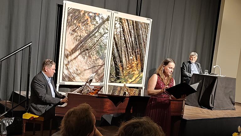 Pianist Alexander Wolf, Sopranistin Maria Bernius und Dichter Wolf Wiechert (von links), im Hintergrund Illustrationen von Ottmar Hörl Pianist Alexander Wolf, Sopranistin Maria Bernius und Dichter Wolf Wiechert (von links), im Hintergrund Illustrationen von Ottmar Hörl