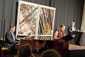 Pianist Alexander Wolf, Sopranistin Maria Bernius und Dichter Wolf Wiechert (von links), im Hintergrund Illustrationen von Ottmar Hörl