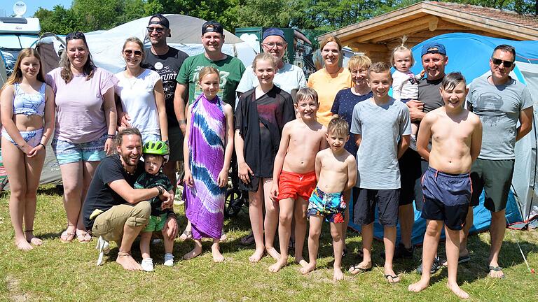 Fühlen sich sichtlich wohl am Badesee in Irmelshausen: Mehrere befreundete Familien aus Nüdlingen verbringen zum fünften Mal eine Woche auf dem Freizeitgelände im Milzgrund. Fühlen sich sichtlich wohl am Badesee in Irmelshausen: Mehrere befreundete Familien aus Nüdlingen verbringen zum fünften Mal eine Woche auf dem Freizeitgelände im Milzgrund.
