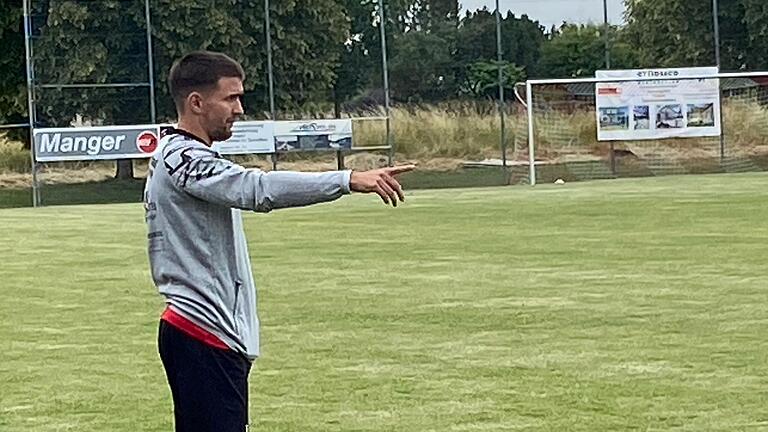 Das geht's lang: Felix Zöller, Spielertrainer DJK Schwebenried/Schwemmelsbach, beschränkte sich beim Endspiel des Turniers um den 'Weißenberger Cup' auf das Coaching an der Seitenlinie.