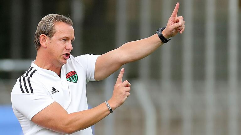 Schaut lieber auf den Platz als auf das Tableau: FC-05-Trainer Marc Reitmaier, der hier Anweisungen gibt. Schaut lieber auf den Platz als auf das Tableau: FC-05-Trainer Marc Reitmaier, der hier Anweisungen gibt. 