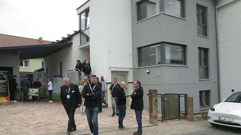 Sein Elternhaus in der Ziegelei-Straße hat Christian Amberg zum IT-Unternehmen mit 20 Mitarbeitern umgebaut.       -  Sein Elternhaus in der Ziegelei-Straße hat Christian Amberg zum IT-Unternehmen mit 20 Mitarbeitern umgebaut.