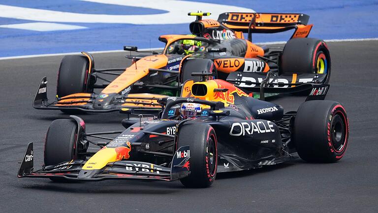 Max Verstappen (vorn) und Lando Norris       -  Die WM-Rivalen unter sich.