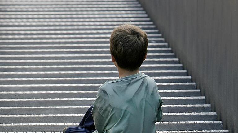 Auffällig distanziertes Verhalten bei Kindern kann ein Zeichen für Autismus sein. Foto: Arno Burgi - Seit Jahren erhalten immer mehr Menschen die Diagnose Autismus. Laut einer neuen US-Studie sind vor allem Kinder betroffen. Auffällig distanziertes Verhalten bei Kindern kann ein Zeichen für Autismus sein. Foto: Arno Burgi - Seit Jahren erhalten immer mehr Menschen die Diagnose Autismus. Laut einer neuen US-Studie sind vor allem Kinder betroffen.