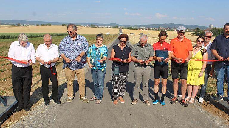 Zur Eröffnung des Rad- und landwirtschaftlichen Weges zwischen Gerolzhofen und Brünnstadt durchschnitten die beiden Bürgermeister Herbert Fröhlich und Thorsten Wozniak mit einigen Ehrengä sten das Band. Zur Eröffnung des Rad- und landwirtschaftlichen Weges zwischen Gerolzhofen und Brünnstadt durchschnitten die beiden Bürgermeister Herbert Fröhlich und Thorsten Wozniak mit einigen Ehrengä sten das Band.