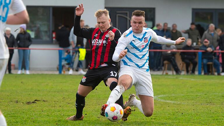 Jens Trunk (links) vom TSV Aubstadt und Simon Roppelt von der DJK Dampfach im Kampf um den Ball.