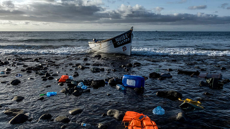 Das Europaparlament will über umstrittene Asylreform abstimmen.jpeg       -  Ein Holzboot, mit dem Flüchtlinge aus Marokko über den Atlantischen Ozean gefahren sind, liegt an der Küste der Kanarischen Inseln. Das Europaparlament hat grünes Licht für die umstrittene Asylreform gegeben.