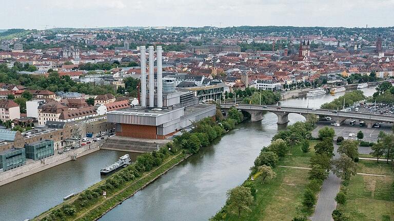 Das Heizkraftwerk am Würzburger Mainufer wird von der Würzburger Versorgungs- und Verkehrs-GmbH betrieben.