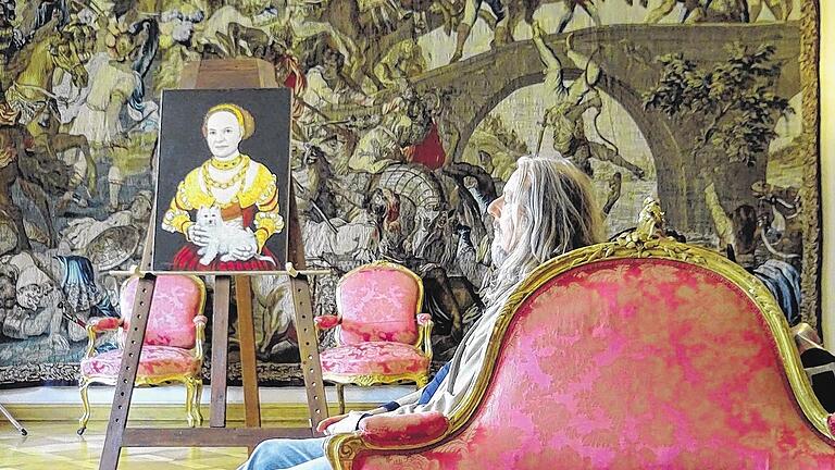 Stilecht? Wolfgang Beltracchi im Ballsaal des Schlosses St. Emmeram in Regensburg. Dort porträtierte er fürs Fernsehen . . . &ndash; wen? In wessen Stil? Schlossherrin Gloria von Thurn und Taxis a la Lucas Cranach der Ältere &ndash; kombiniert mit da Vincis &bdquo;Dame mit Hermelin&ldquo;.