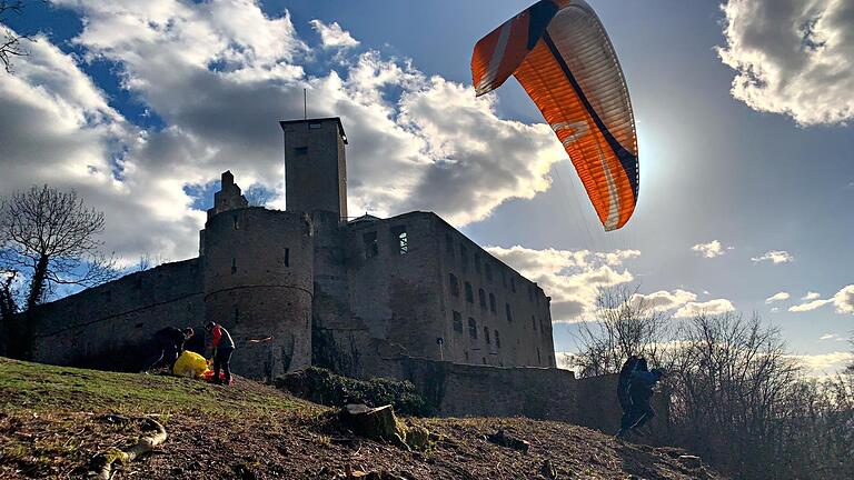 Der Hammelburger Gleitschirmfliegerverein fliegt jetzt auch an der Trimburg.