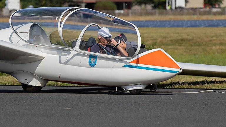 Lothar Pfeiler checkt das Cockpit.