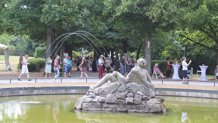 Der Neptunbrunnen mit Blick auf die Lindenallee.