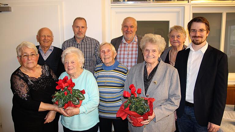 Ehrungen beim VdK-Ortsverband Schwarzach: (vorne von links) Ursula Schmitt, Gerda Feser, Marlies Schamberger, Antonie Schneider, Kreisgeschäftsführer Peter Fersch, (hinten von links) Erich Henninger, Klaus Estenfelder, Josef Wächter und Emmy Biller (Vorstandsvertreterin).