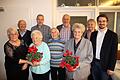 Ehrungen beim VdK-Ortsverband Schwarzach: (vorne von links) Ursula Schmitt, Gerda Feser, Marlies Schamberger, Antonie Schneider, Kreisgeschäftsführer Peter Fersch, (hinten von links) Erich Henninger, Klaus Estenfelder, Josef Wächter und Emmy Biller (Vorstandsvertreterin).