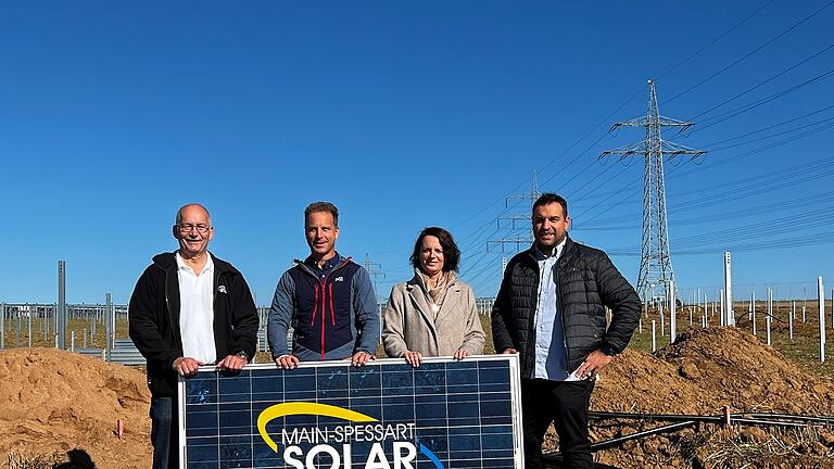 Am Rande der Autobahn wurde jetzt der erste Spatenstich für den „Solarpark Triefenstein 2“ vorgenommen. Mit von der Partie waren Main-Spessart-Solar-Chef  Bernd Büttner, sein Kollege Eberhard Jaklin, Bürgermeisterin Kerstin Deckenbrock und Volker Kuhn, Leiter des Triefensteiner Bauamts (von links).