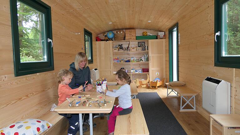 Auch ein großer Gruppenraum, von außen ähnlich einem Zirkuswagen, steht für die maximal 20 Kinder zur Verfügung.
