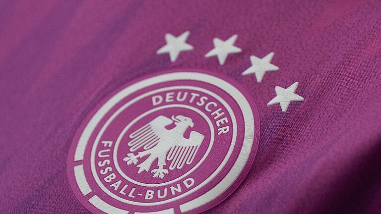 Trikot der deutschen Fußball-Nationalmannschaft - Auch das Trikot der deutschen Fußball-Nationalmannschaft kann beim Pinklauf getragen werden. Trikot der deutschen Fußball-Nationalmannschaft - Auch das Trikot der deutschen Fußball-Nationalmannschaft kann beim Pinklauf getragen werden.