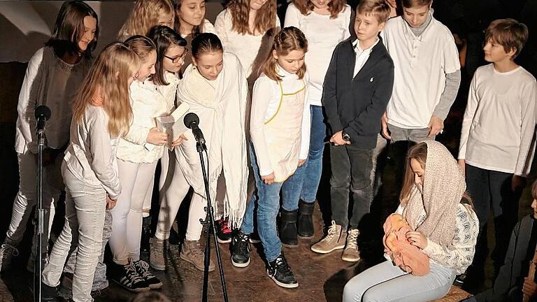 Der Unterstufenchor setzte zauberhaft das Singspiel &bdquo;Wenn Engel streiten&ldquo; von Ralf Grössler in Szene.