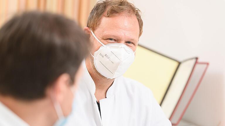 Nur durch das 'Zusammenrücken vieler Fachabteilungen war die Versorgung der Covid-Patienten überhaupt so möglich', sagt Dr. Matthias Held, Ärztlicher Direktor am Klinikum Würzburg Mitte.