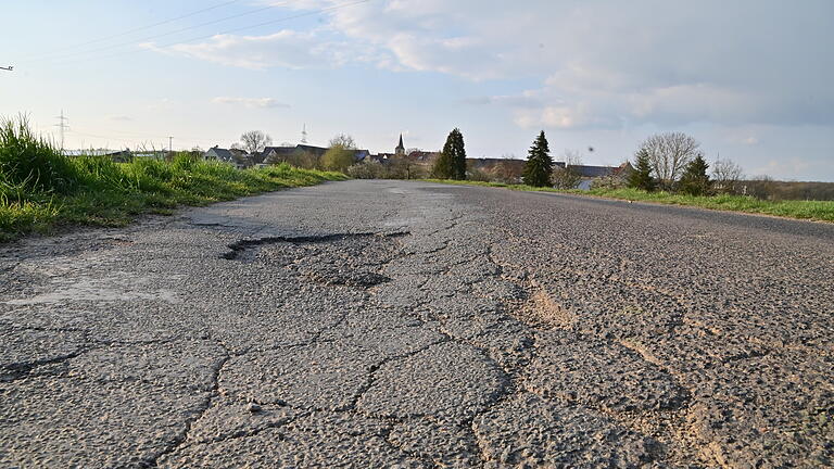 Die Alte Wittghäuser Straße von Poppenhausen nach Unterwittighausen ist in einem sehr schlechten Zustand. Nun soll ein Abschnitt von 350 Metern erneuert werden.