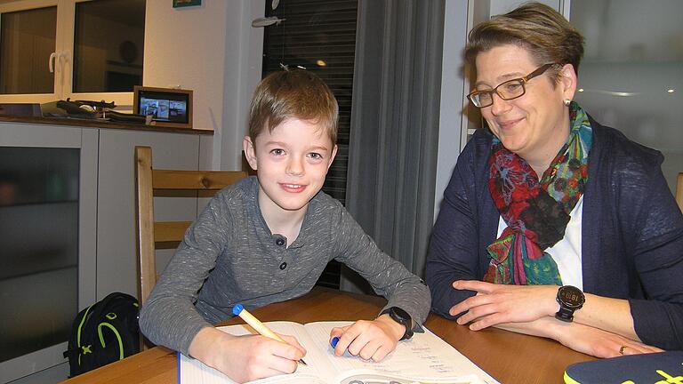 Ben Ole und Mama Kristina Horn überlegen gemeinsam, auf welche Schule der Viertklässler nach den Sommerferien gehen soll.