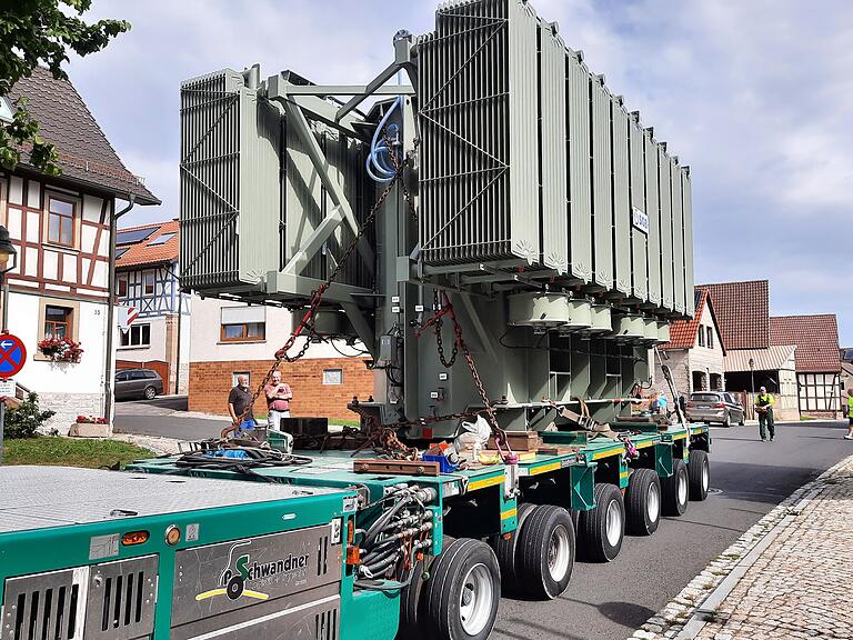 Bei Humprechtshausen wurde der schwere Trafo auf einen Schwerlast-Transporter umgesetzt, der mit seinem geringeren Wenderadius besser durch enge Straßen kommt.