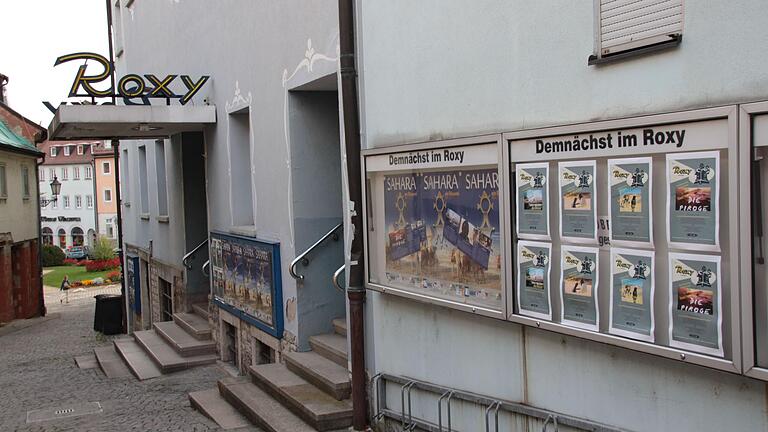 Ins Roxy-Kino am Rosenberg 3 in Kitzingen ist 2019 mit der ehrenamtlichen Genossenschaft Roxy Kitzingen eG wieder Leben eingezogen. Ins Roxy-Kino am Rosenberg 3 in Kitzingen ist 2019 mit der ehrenamtlichen Genossenschaft Roxy Kitzingen eG wieder Leben eingezogen.