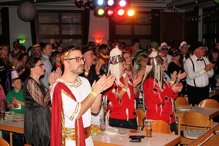 Die Besucherinnen und Besucher waren ebenfalls kostümiert und gingen das Motto 'Bella Italia' in guter Stimmung mit, auch Rentweinsdorfs Bürgermeister Steffen Kropp.