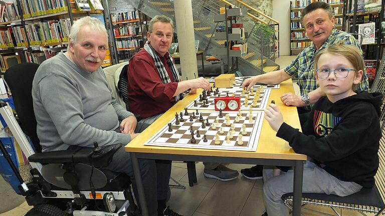 Bei  Klaus Michel (links)
haben sich in der Bücherei in Giebelstadt (von links) Erhard Sternheimer sowie Anton Senftinger und der achtjährige Adrian zum Schachspielen eingefunden.