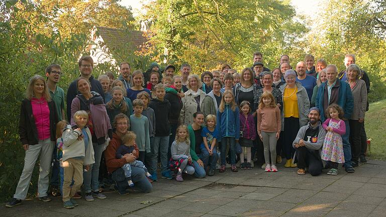 Freuen sich darauf, ihren Wunsch vom gemeinschaftlichen Wohnen, bald in die Realität umzusetzen: Mitglieder des Vereins 'Mehrgenerationenwohnen Würzburg', der aus 60 Erwachsenen und 30 Kindern besteht.