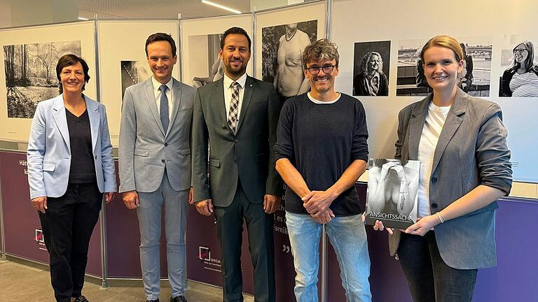 Bei der Eröffnung im Rathaus (von links): Anja Lehmeyer (GesundheitsregionPlus Stadt und Landkreis Schweinfurt), Landrat Florian Töpper, Wernecks Bürgermeister Sebastian Hauck, Dr. Mathias Krockenberger und Janina Scheblein (GesundheitsregionPlus Stadt und Landkreis Schweinfurt).