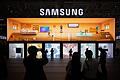 Besucher während der IFA am Stand von Samsung       -  Missglückte Software-Aktualisierung: Besitzerinnen und Besitzer betroffener Soundbars können das Gerät zur Reparatur einschicken.