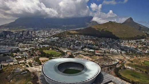 «Weißer Elefant»?       -  Das Stadion von Kapstadt war der teuerste Neubau für die Fußball-WM 2010 in Südafrika. Foto: Nic Bothma