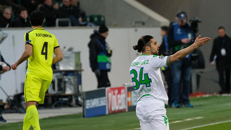 Foul       -  Wolfsburgs Ricardo Rodríguez beschwert sich nach einem Foul seines Gegenspielers. Foto: Peter Steffen