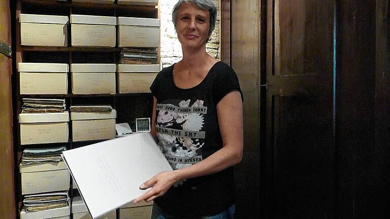 Kreisarchivpflegerin Susanne Lang ordnet das Gemeindearchiv in Sommerhausen neu. Kreisarchivpflegerin Susanne Lang ordnet das Gemeindearchiv in Sommerhausen neu.