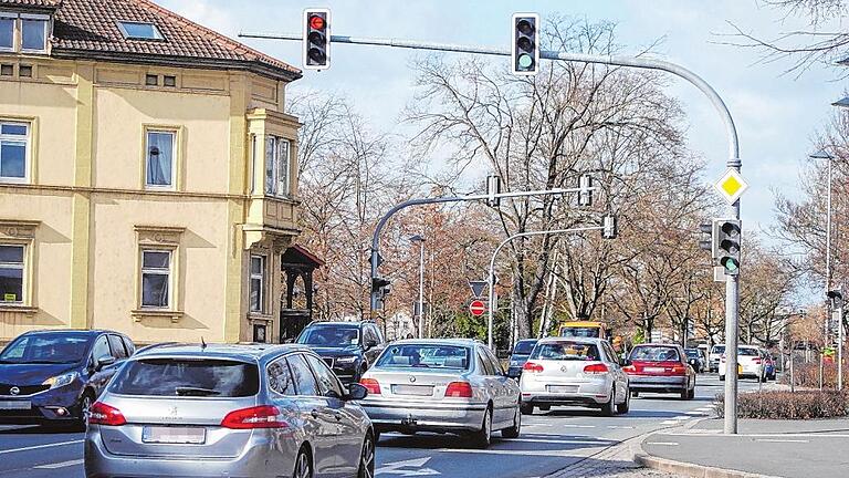 Die B8 hat in Kitzingen sehr viele Fahrzeuge durchzuschleusen. Damit die Blechlawine auch zu den Stoßzeiten einigermaßen zügig durchkommt, regelt ein Verkehrsrechner die Ampelschaltungen. Die B8 hat in Kitzingen sehr viele Fahrzeuge durchzuschleusen. Damit die Blechlawine auch zu den Stoßzeiten einigermaßen zügig durchkommt, regelt ein Verkehrsrechner die Ampelschaltungen.